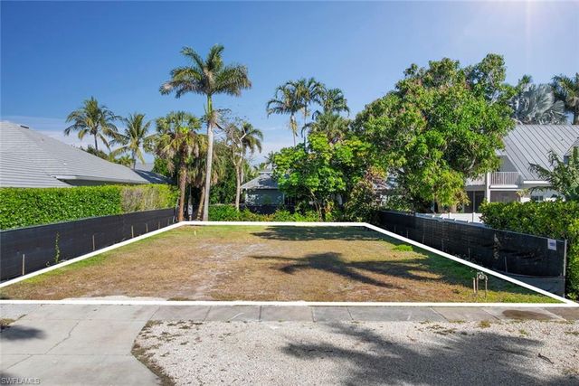 395 7th AVE S, Naples, FL 34102