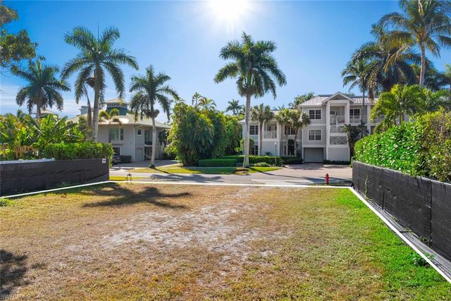 395 7th AVE S, Naples, FL 34102