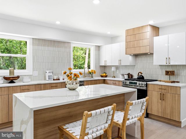 25 MINDY DR, Moorestown, NJ 08057