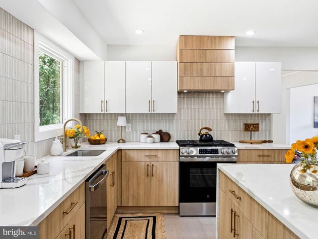 25 MINDY DR, Moorestown, NJ 08057