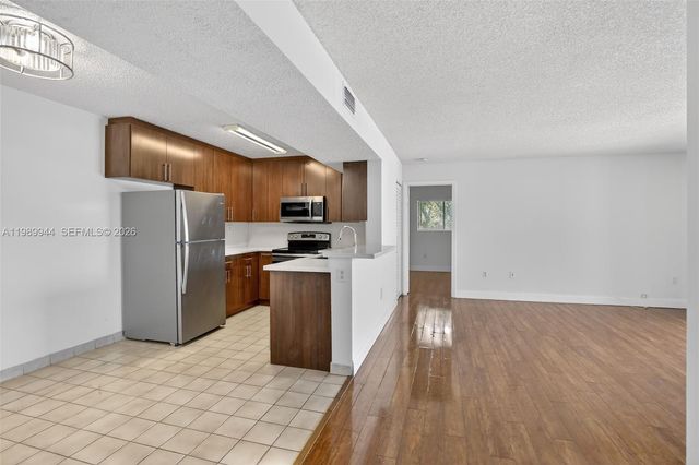 400 W Palm Cir W 306, Pembroke Pines, FL 33025