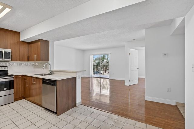 400 W Palm Cir W 306, Pembroke Pines, FL 33025