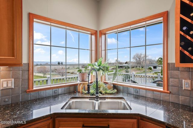 11105 Zier Rd, Yakima, WA 98908