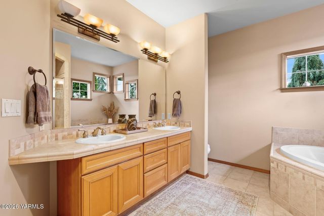 11105 Zier Rd, Yakima, WA 98908