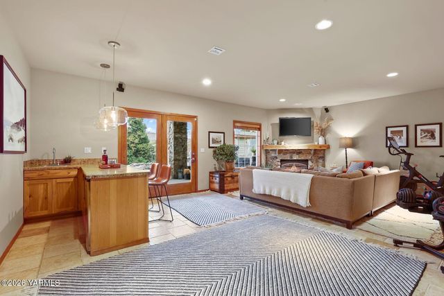 11105 Zier Rd, Yakima, WA 98908