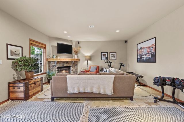 11105 Zier Rd, Yakima, WA 98908