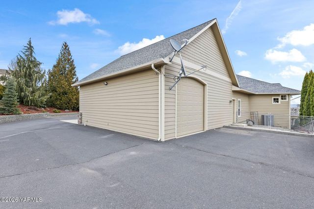 11105 Zier Rd, Yakima, WA 98908