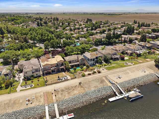 6153 Riverbank Cir, Stockton, CA 95219