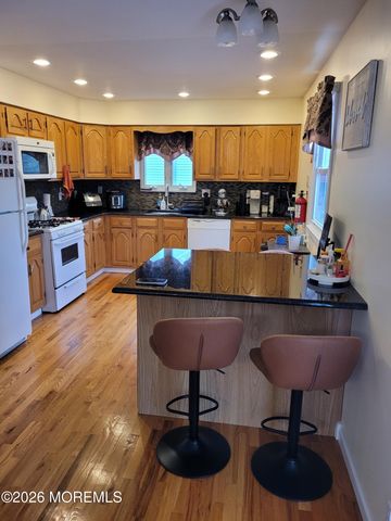 5 Peachtree Road, Oakhurst, NJ 07755