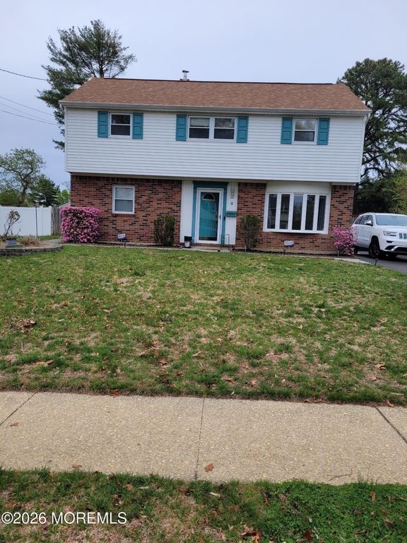 5 Peachtree Road, Oakhurst, NJ 07755