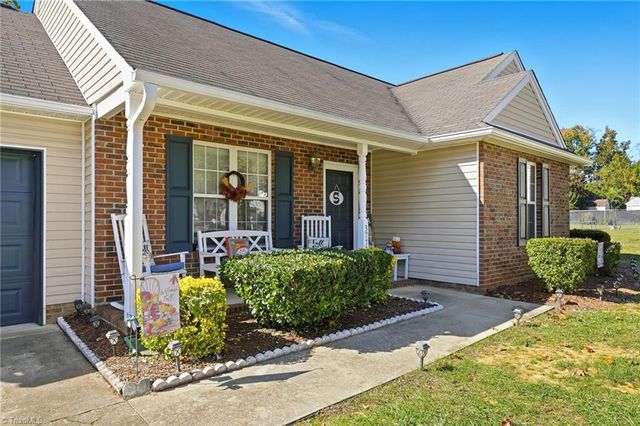 3772 Cheshire Place Court, Winston-salem, NC 27106