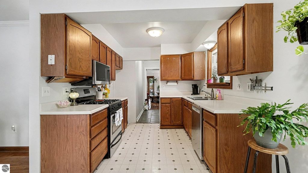 Image 3 of property listing at 215 Dearing Drive, Shepherd, MI 48883