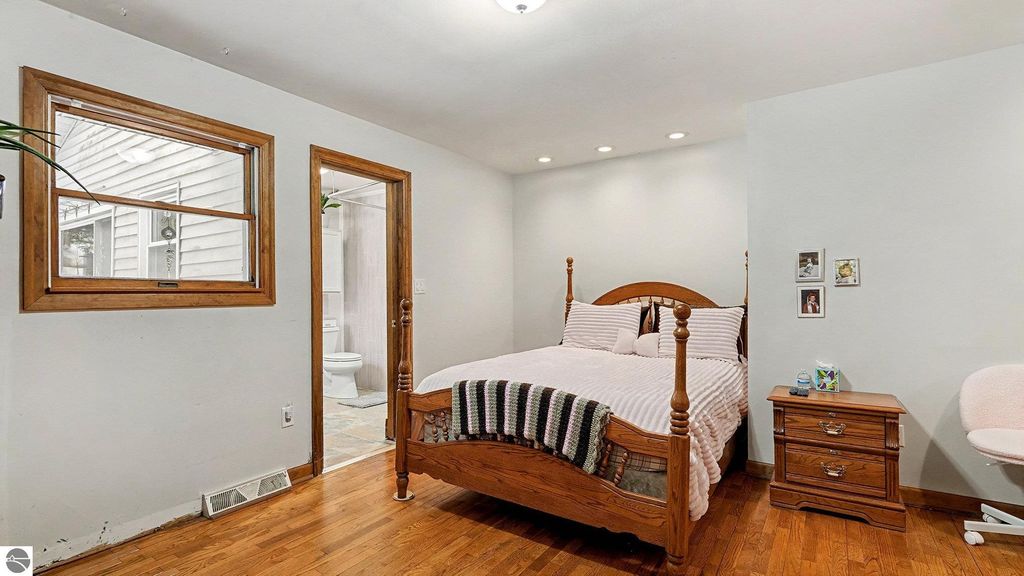 Image 6 of property listing at 215 Dearing Drive, Shepherd, MI 48883