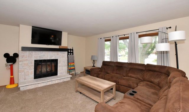 6928 W Imperial DRIVE, Franklin, WI 53132