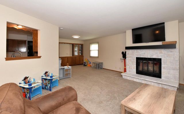 6928 W Imperial DRIVE, Franklin, WI 53132