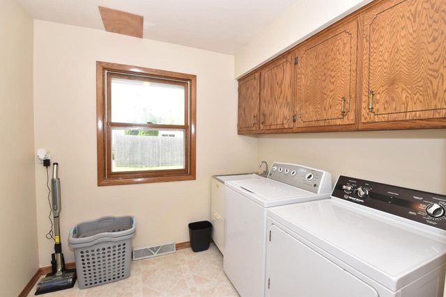 6928 W Imperial DRIVE, Franklin, WI 53132
