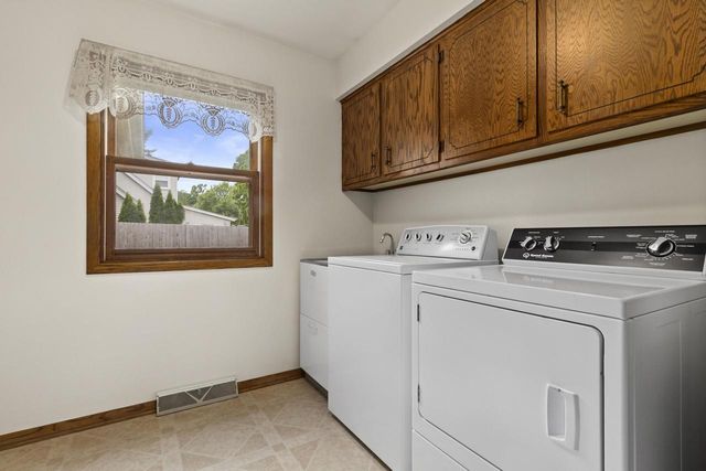 6928 W Imperial DRIVE, Franklin, WI 53132