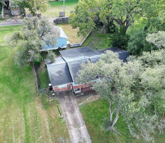 312 N Houston St, Winfield, KS 67156