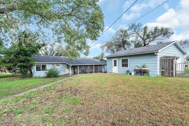 312 N Houston St, Winfield, KS 67156