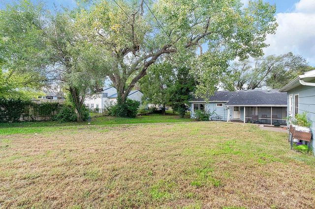 312 N Houston St, Winfield, KS 67156