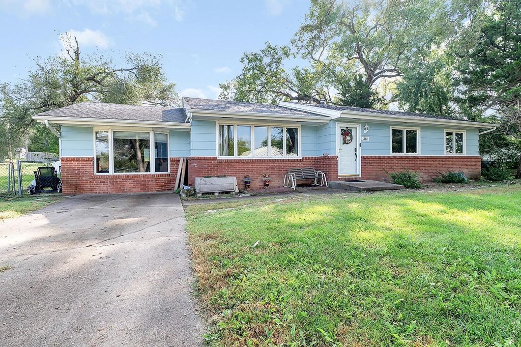 312 N Houston St, Winfield, KS 67156