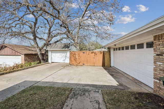 432 Hillview Drive, Hurst, TX 76054