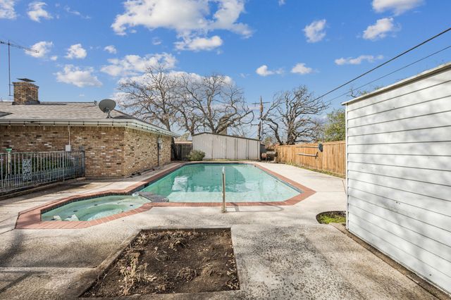 432 Hillview Drive, Hurst, TX 76054