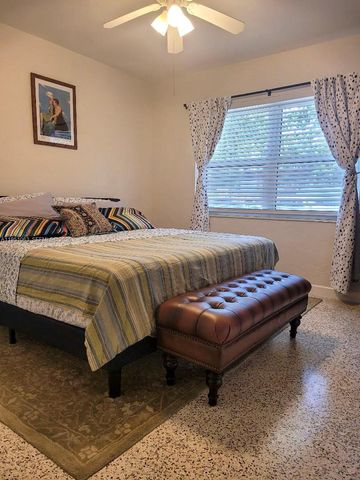 655 NE 122nd St, North Miami, FL 33161