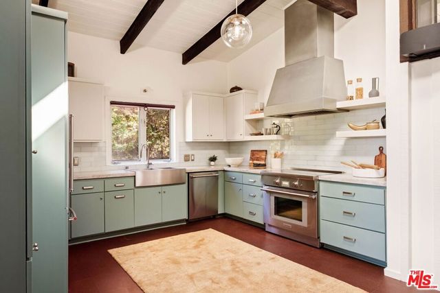 7523 Mulholland Drive, Los Angeles, CA 90046