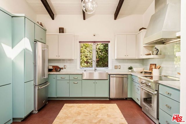 7523 Mulholland Drive, Los Angeles, CA 90046