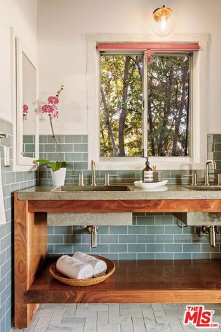 7523 Mulholland Drive, Los Angeles, CA 90046