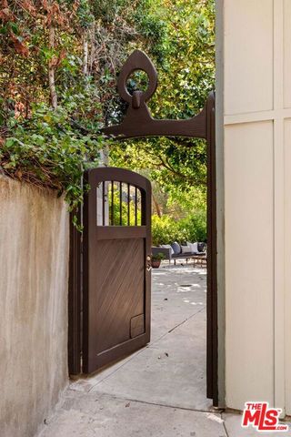 7523 Mulholland Drive, Los Angeles, CA 90046