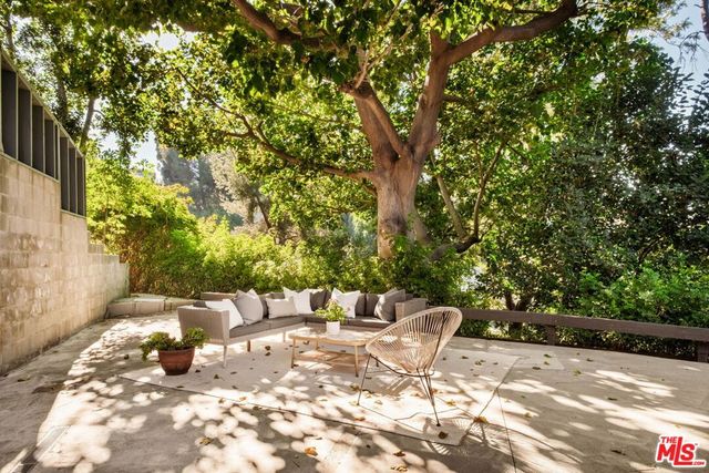 7523 Mulholland Drive, Los Angeles, CA 90046