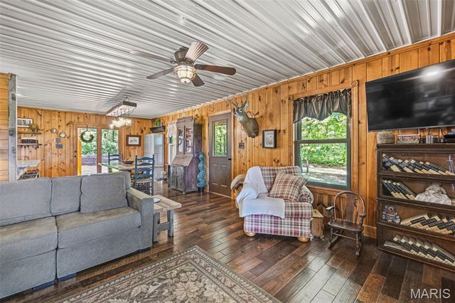 2276 Old Fredericktown Road, Farmington, MO 63640