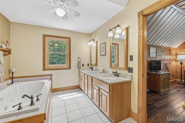 2276 Old Fredericktown Road, Farmington, MO 63640