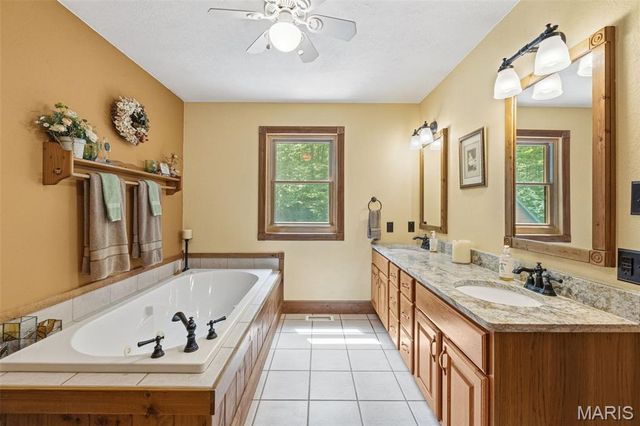 2276 Old Fredericktown Road, Farmington, MO 63640