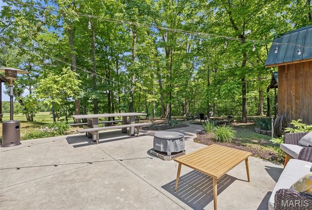 2276 Old Fredericktown Road, Farmington, MO 63640