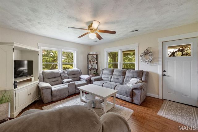 2276 Old Fredericktown Road, Farmington, MO 63640