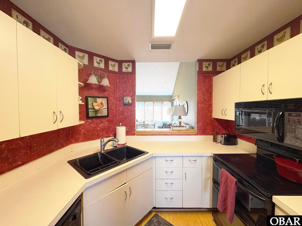 Image 12 of property listing at 122 Jay Crest Road, Duck, NC 27949
