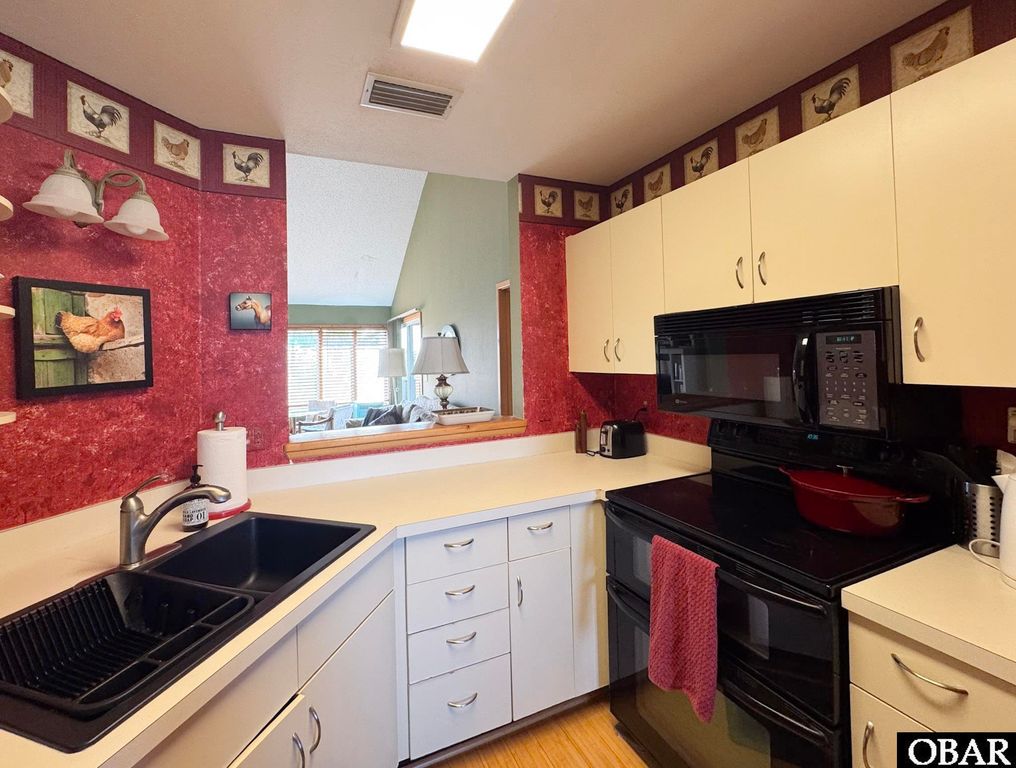 Image 13 of property listing at 122 Jay Crest Road, Duck, NC 27949