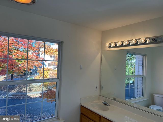 6821 HOLLOW GLEN CT, Gainesville, VA 20155