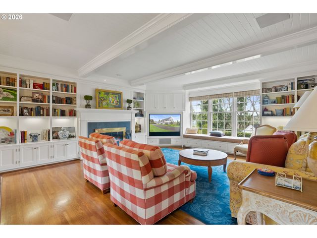 2393 S MILITARY Rd, Portland, OR 97219