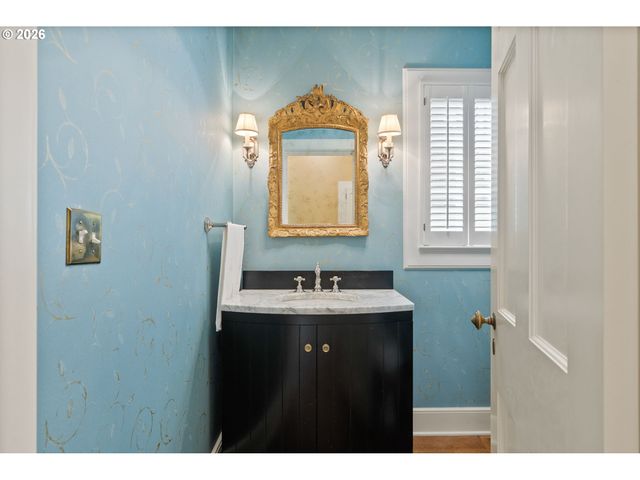 2393 S MILITARY Rd, Portland, OR 97219