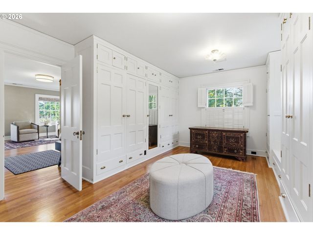 2393 S MILITARY Rd, Portland, OR 97219