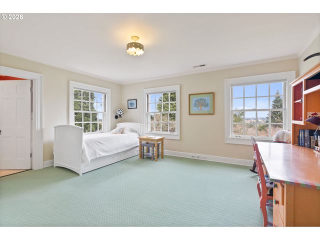 2393 S MILITARY Rd, Portland, OR 97219