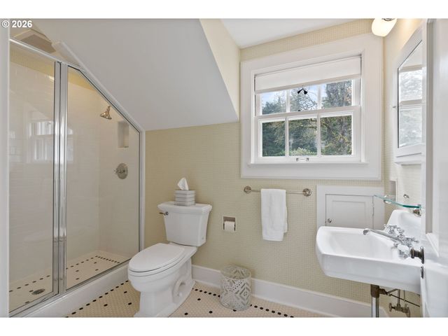 2393 S MILITARY Rd, Portland, OR 97219