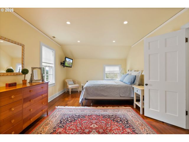 2393 S MILITARY Rd, Portland, OR 97219