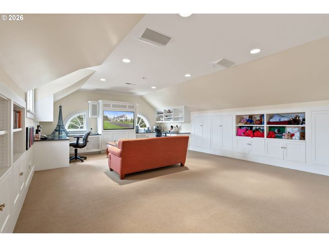 2393 S MILITARY Rd, Portland, OR 97219