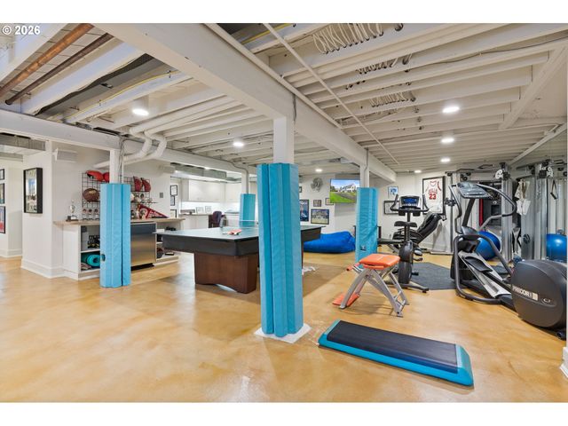 2393 S MILITARY Rd, Portland, OR 97219