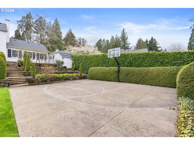 2393 S MILITARY Rd, Portland, OR 97219